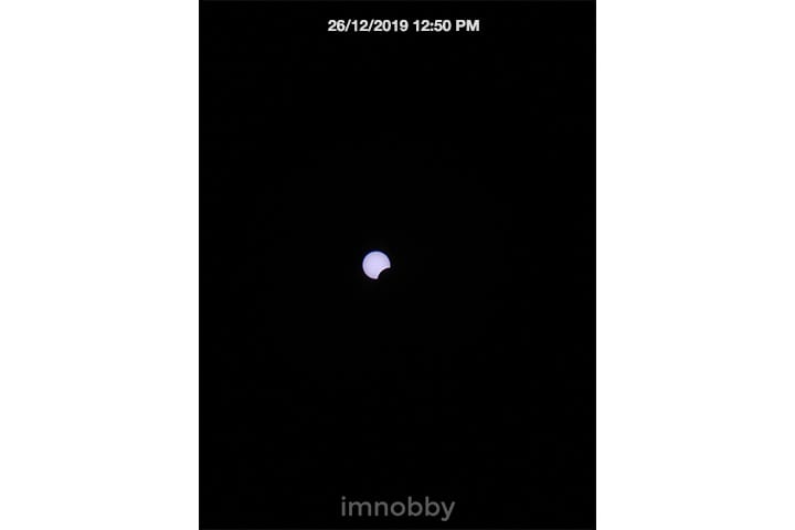 2019年12月26日日食手機實拍（初虧），經巴德膜呈現的太陽為白色。